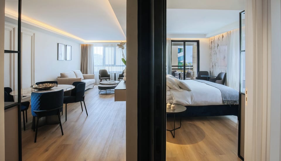 Executive Suite, 1 Bedroom | Minibar, in-room safe, desk, blackout drapes