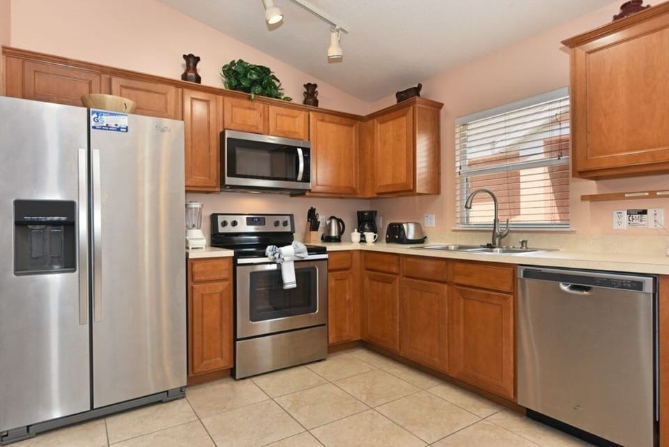 House, 4 Bedrooms | Private kitchen