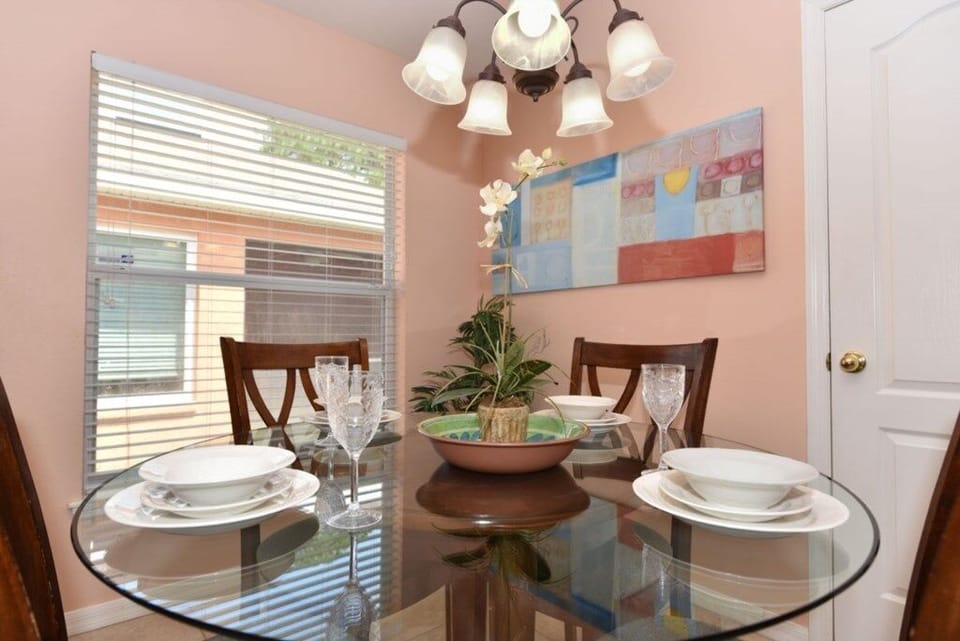 House, 4 Bedrooms | In-room dining