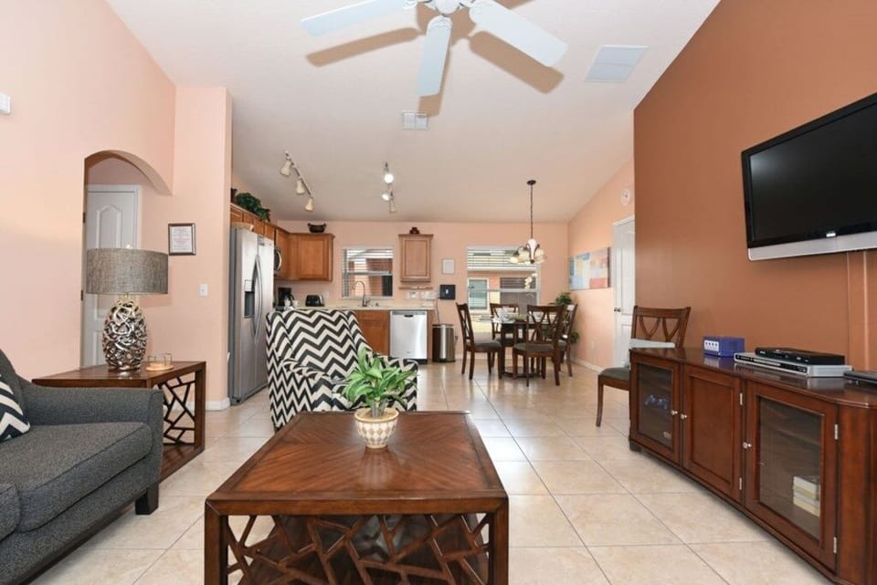House, 4 Bedrooms | Living room