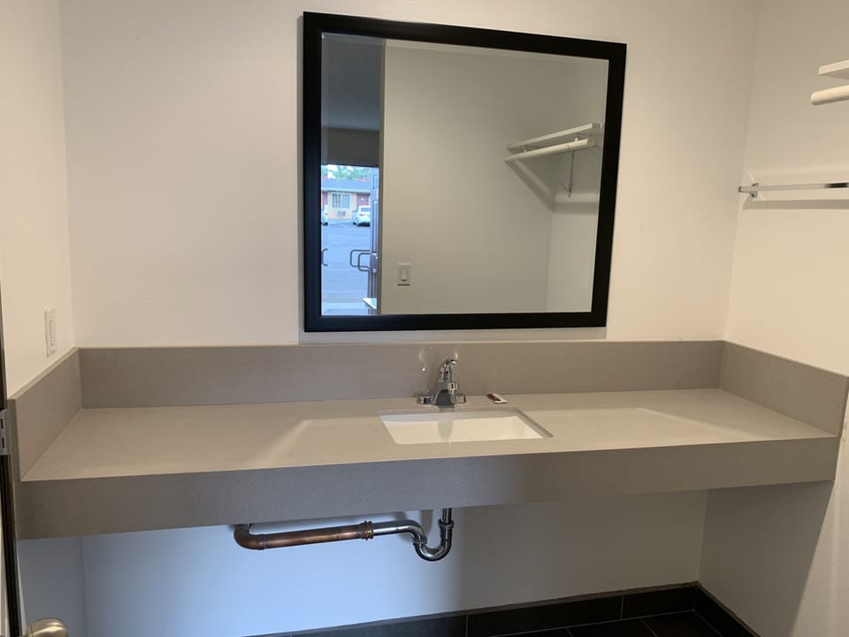 Bathtub, free toiletries, towels