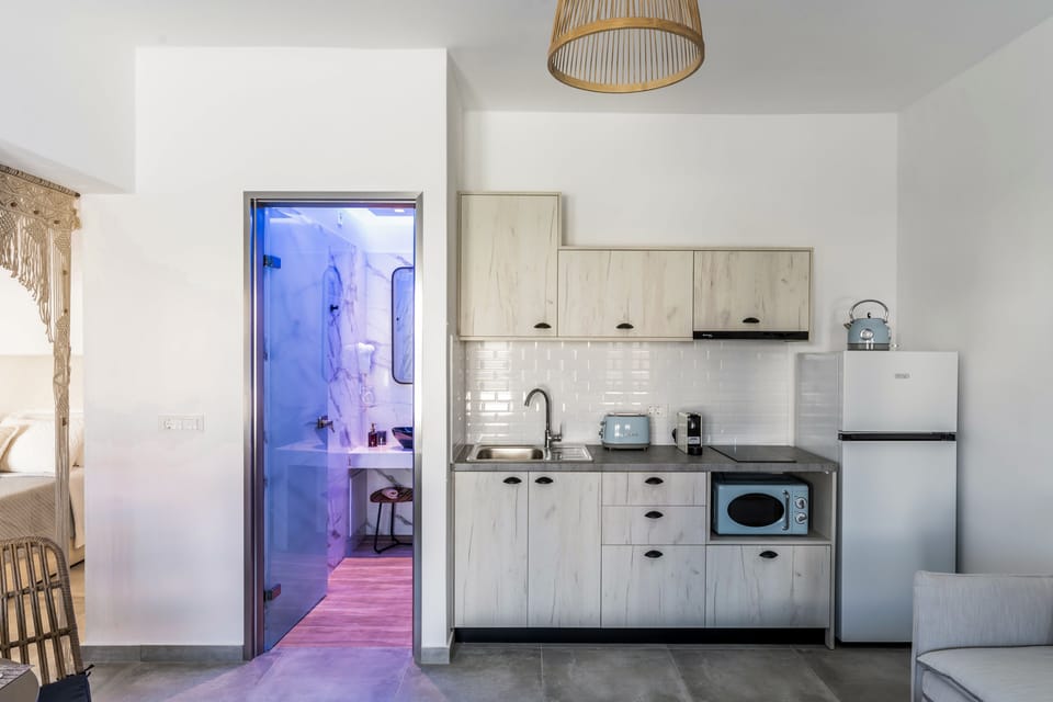 Sea View Suite with Private Hot Tub | Private kitchen | Full-size fridge, microwave, espresso maker, coffee/tea maker