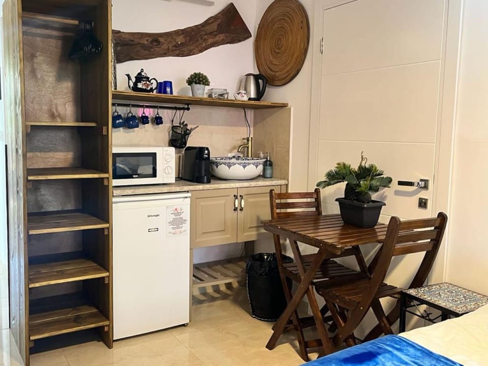 Almog Room | Private kitchen | Mini-fridge, microwave, oven, dishwasher