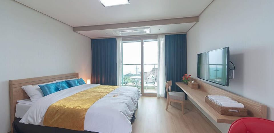 Deluxe Double Room | Desk, blackout drapes, soundproofing, iron/ironing board