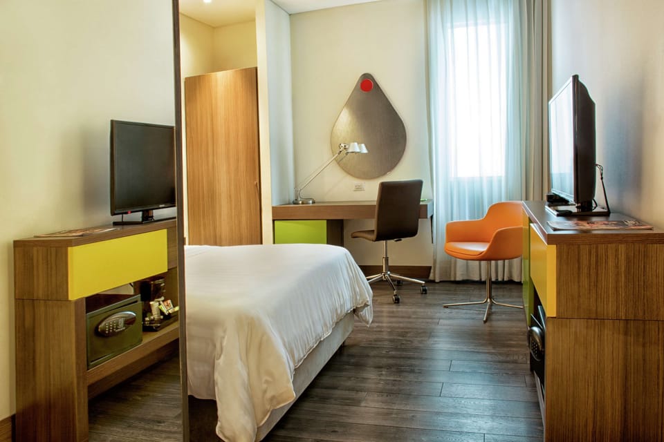 Room, 1 Queen Bed, Accessible | Premium bedding, in-room safe, desk, soundproofing