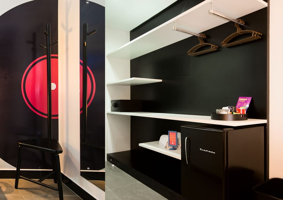 Minibar, in-room safe, individually decorated, individually furnished