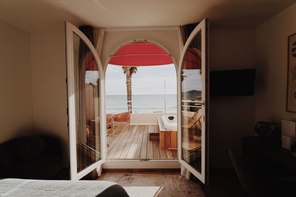 Chambre Front De Mer Terrasse SPA | Premium bedding, individually decorated, individually furnished, desk