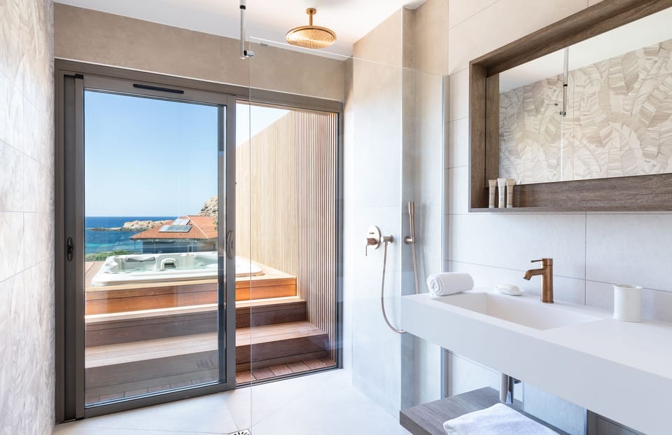 Panoramic Suite (Libecciu) | Bathroom | Shower, rainfall showerhead, hair dryer, towels