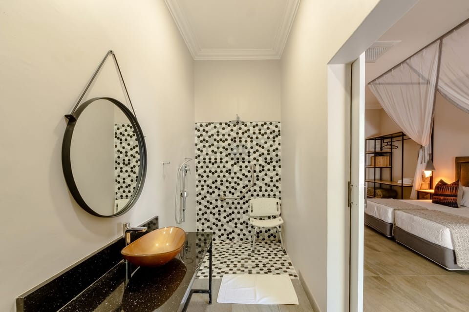 Superior Room | Accessible bathroom