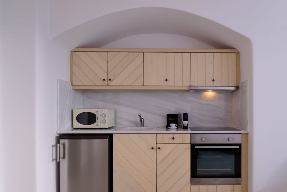 Cave Villa | Private kitchenette | Full-size fridge, microwave, oven, stovetop