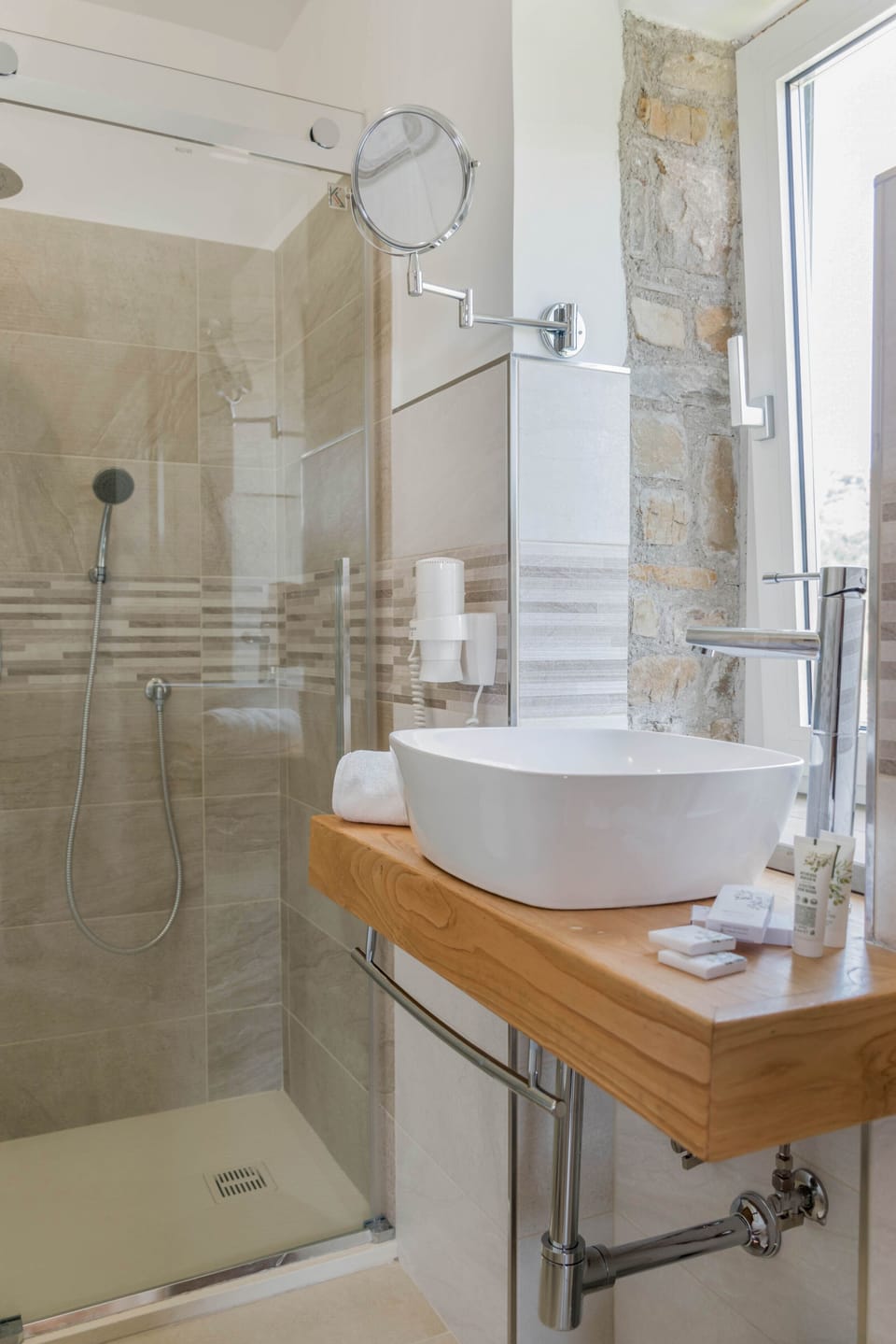 Standard Double Room | Bathroom | Free toiletries, hair dryer, bidet, towels
