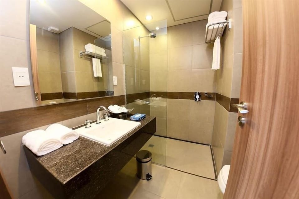 Shower, rainfall showerhead, free toiletries, hair dryer