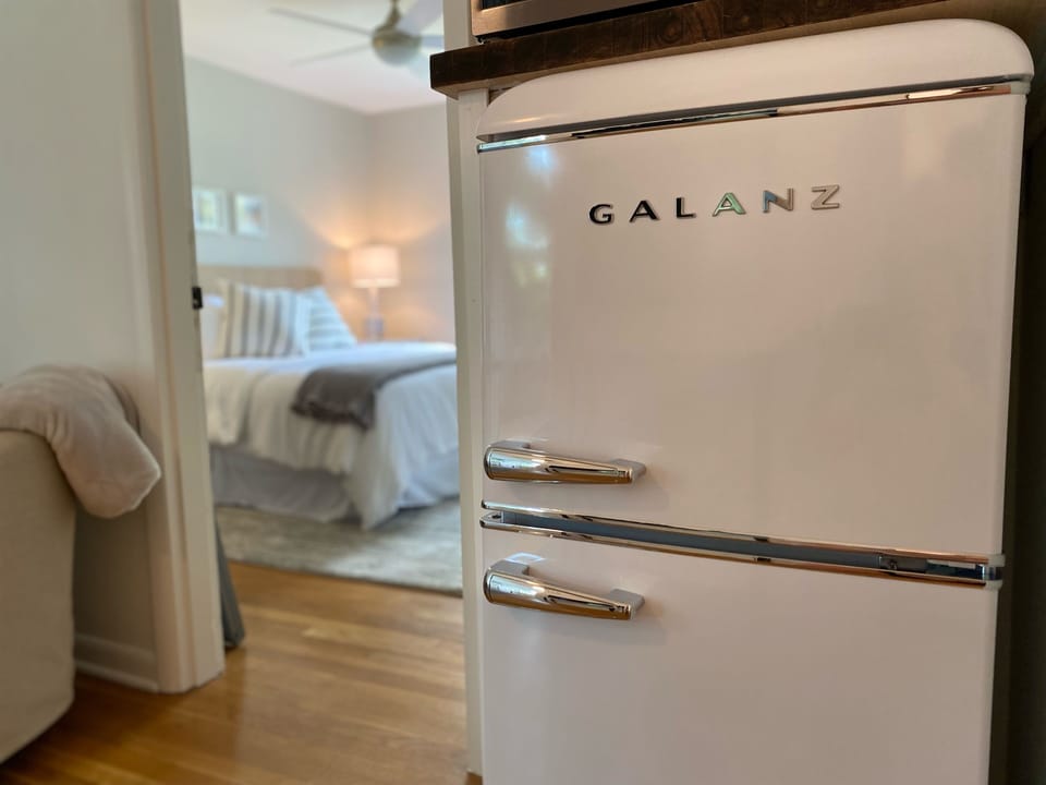 Luxury Suite, 1 Bedroom, Non Smoking, Kitchenette | Private kitchenette | Mini-fridge, microwave, coffee/tea maker, dining tables