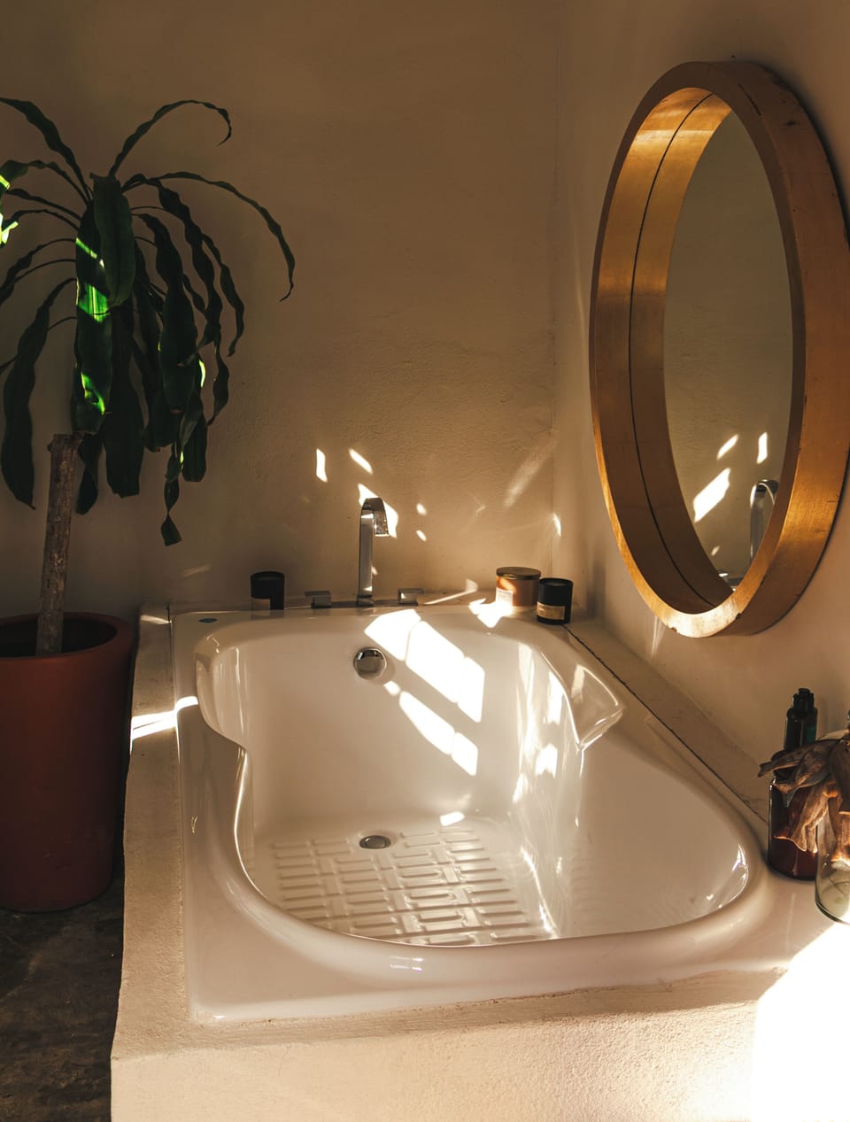 Superior Room, 1 King Bed, Pool Access | Bathroom | Shower, hair dryer, towels, soap