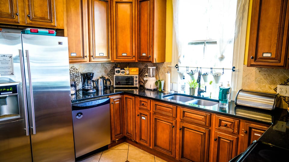 Coffee/tea maker, full-size fridge, microwave, stovetop
