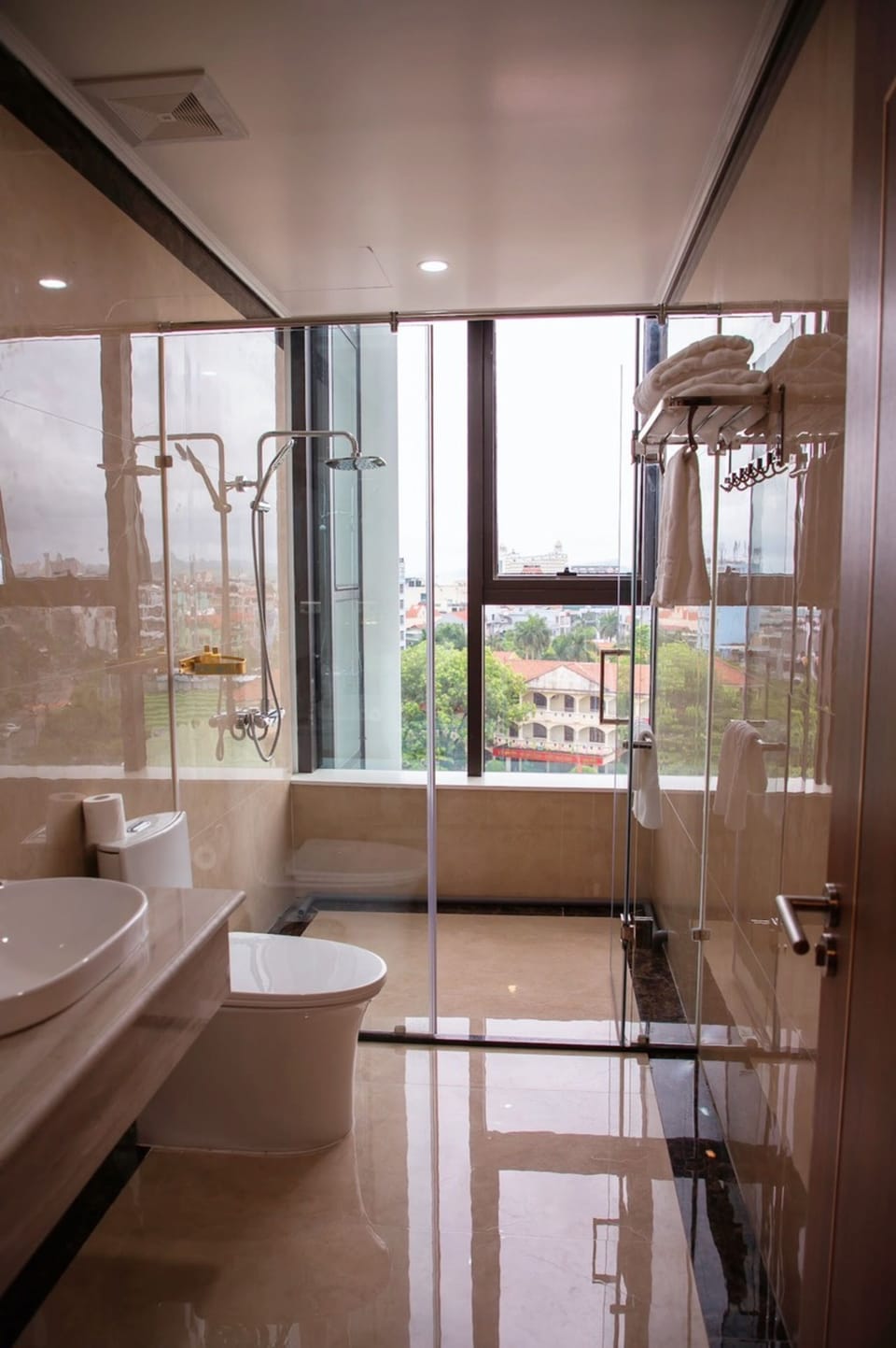 Luxury Apartment | Bathroom | Shower, hydromassage showerhead, free toiletries, hair dryer
