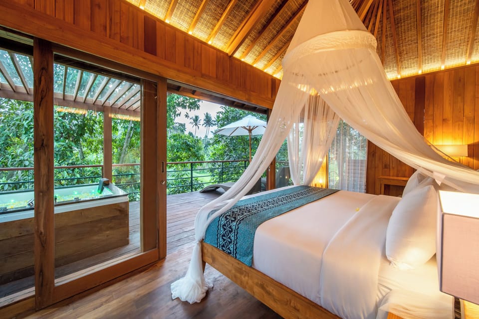 Deluxe Suite with Hot Tub and Free Scheduled Activities | Premium bedding, pillowtop beds, minibar, in-room safe