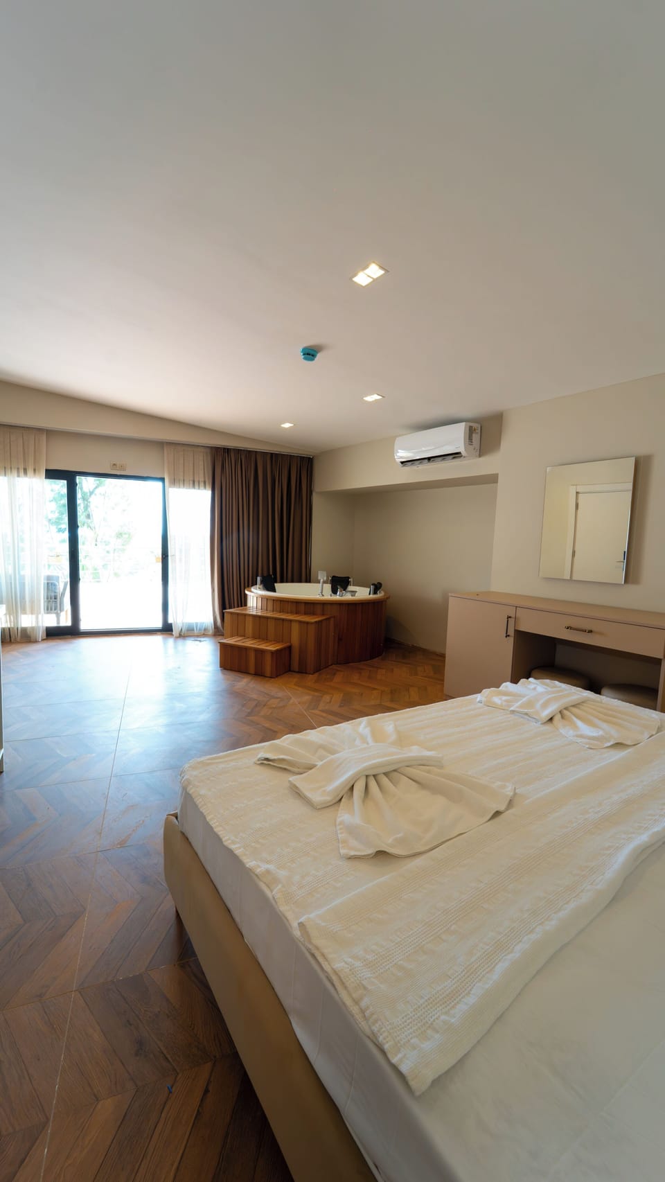 Deluxe Penthouse, 1 Bedroom, Sea View | Hypo-allergenic bedding available, Select Comfort beds, WiFi (free)