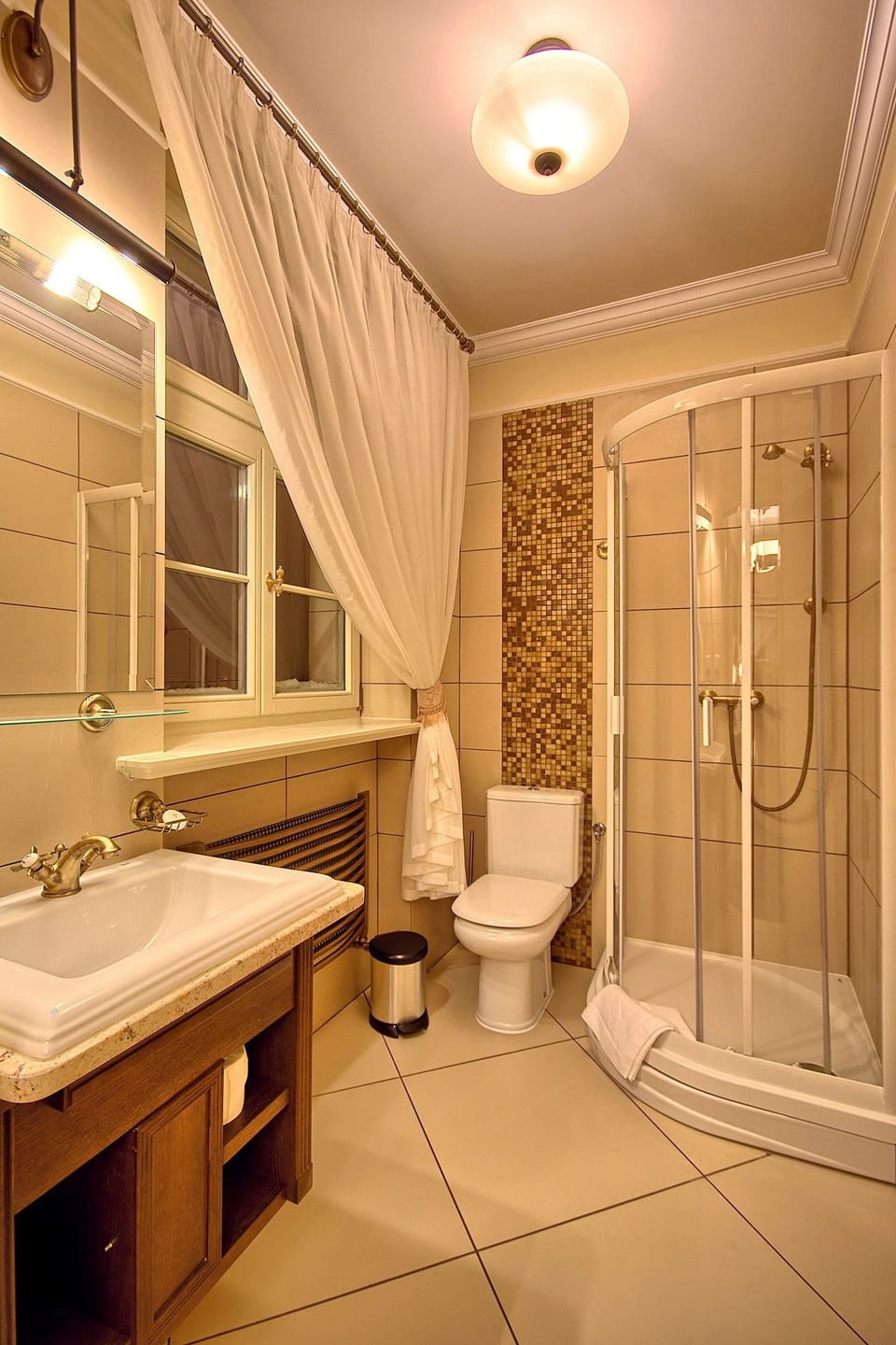 Classic Room | Bathroom | Free toiletries, hair dryer, towels