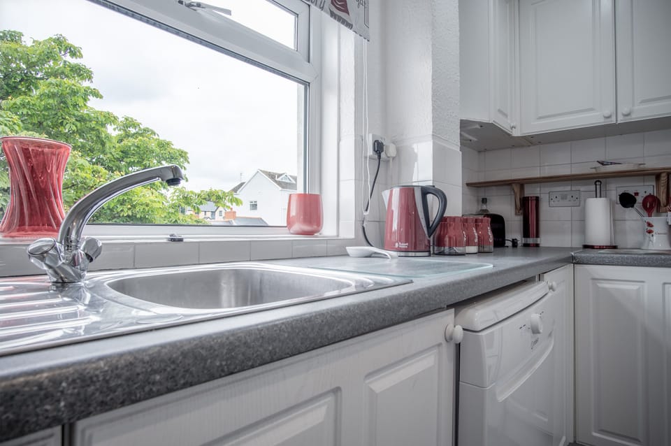 Apartment (2 Bedrooms) | Private kitchen | Full-size fridge, microwave, oven, electric kettle