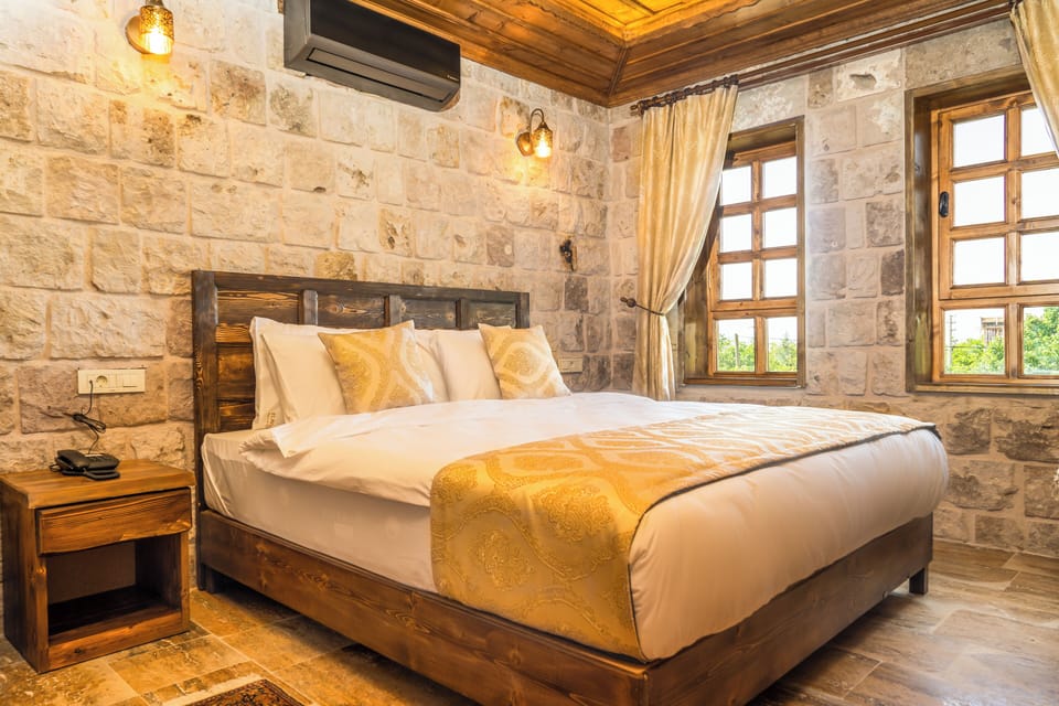 Standard Room | In-room safe, laptop workspace, blackout drapes, soundproofing