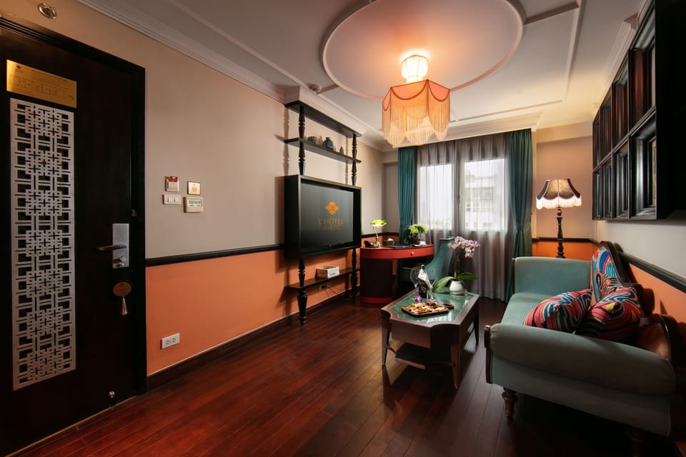 Du LAC Grand Luxury Suite | Living area | LCD TV