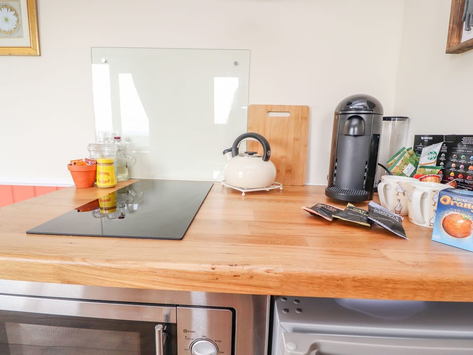 Cottage | Private kitchen | Fridge, electric kettle, toaster, cookware/dishes/utensils