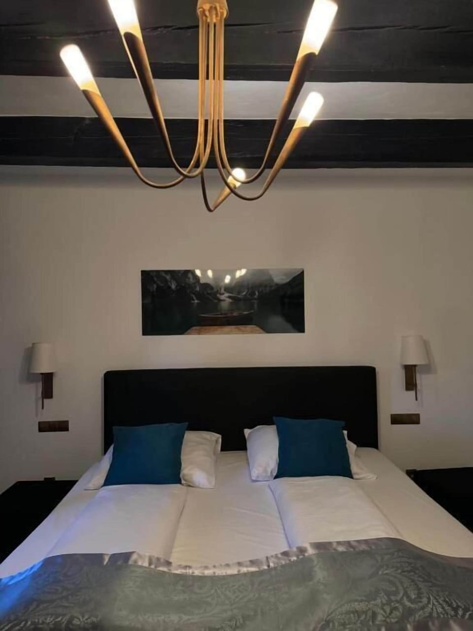 Romantic Double Room | Desk, free WiFi, bed sheets