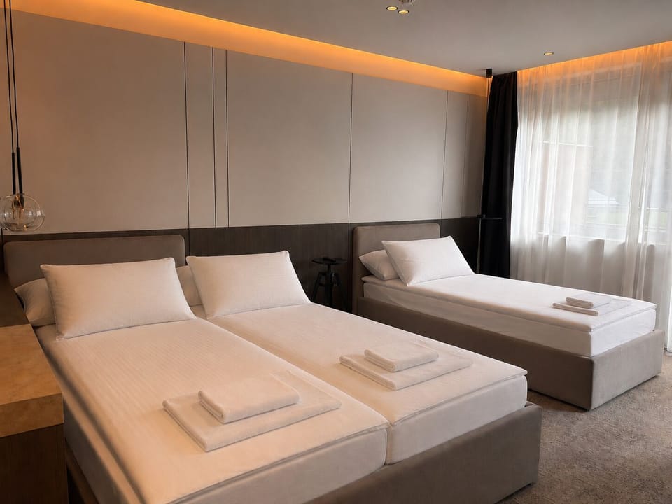 Standard Triple Room | In-room safe, WiFi (free), bed sheets