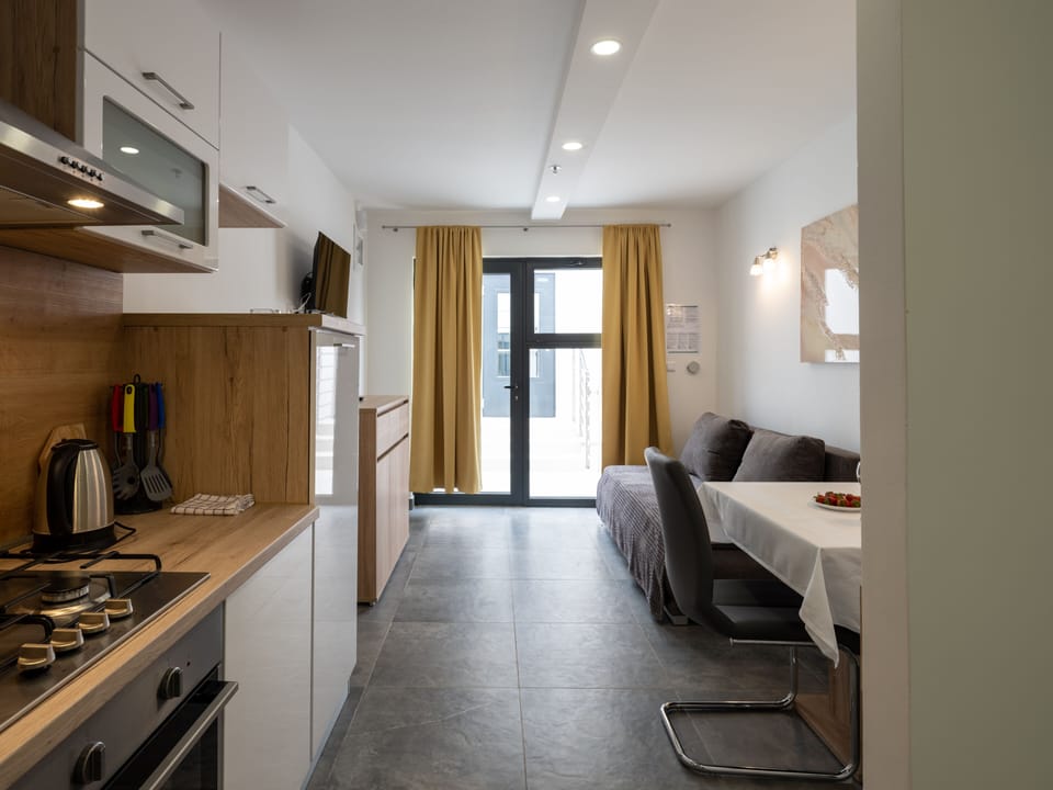 Family Studio Suite | Living area | Flat-screen TV