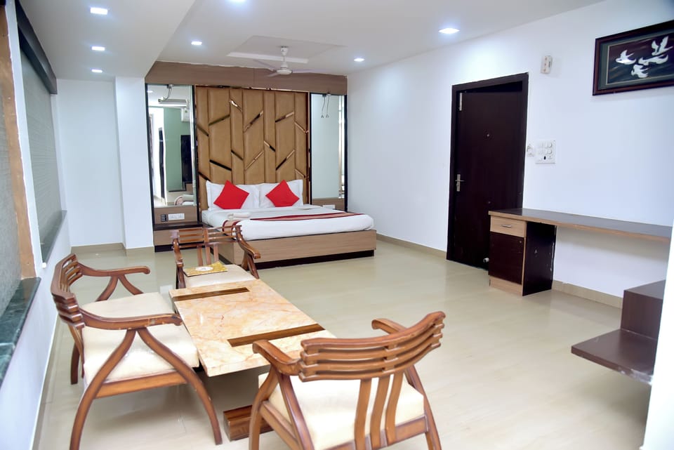 Luxury Room | Desk, bed sheets
