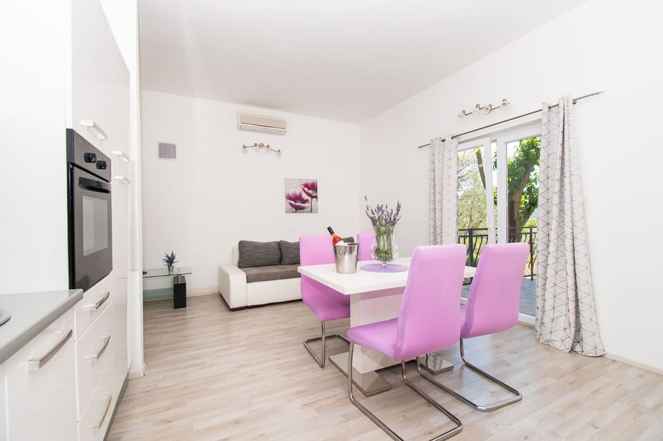 Private kitchen | Fridge, oven, stovetop, espresso maker