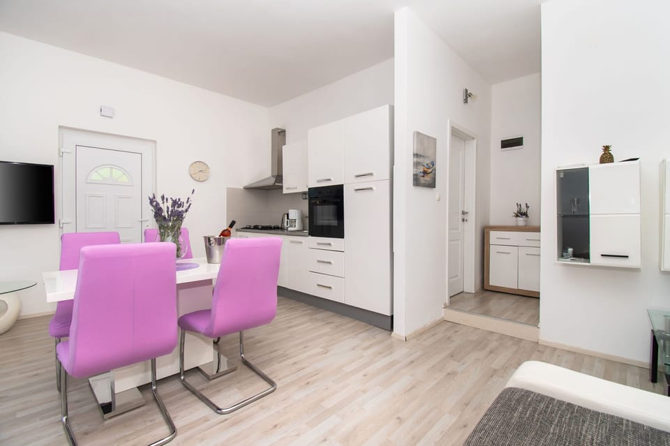 Private kitchen | Fridge, oven, stovetop, espresso maker