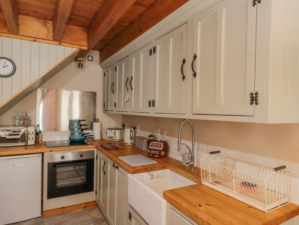 Cottage | Private kitchen | Fridge, dishwasher, electric kettle, toaster