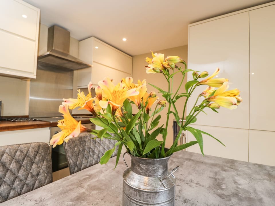 Cottage | Private kitchen | Fridge, dishwasher, electric kettle, toaster
