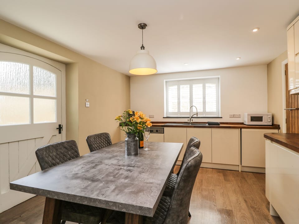 Cottage | Dining