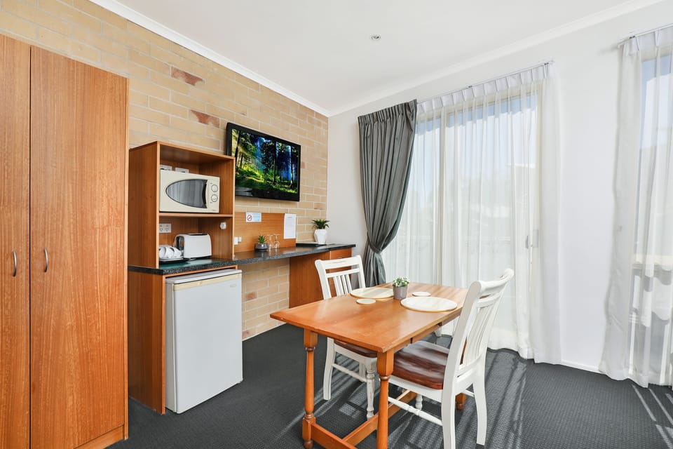 Queen Access Room - Wheelchair Friendly | Living area | 40-inch Smart TV with digital channels