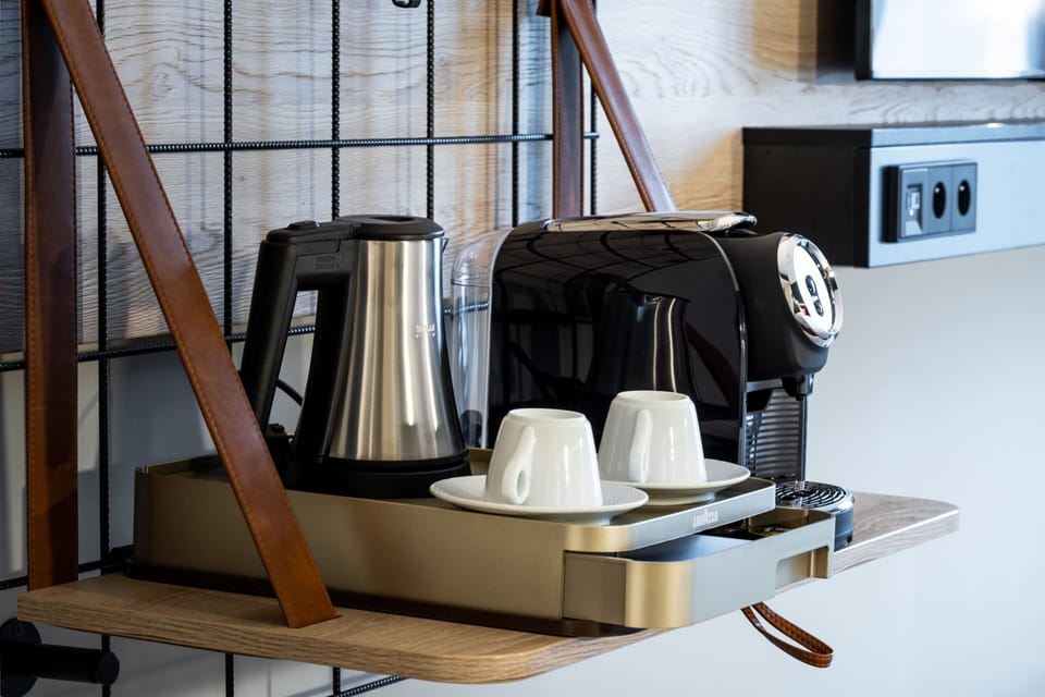 Room, 1 Queen Bed | Desk, laptop workspace, blackout drapes, soundproofing