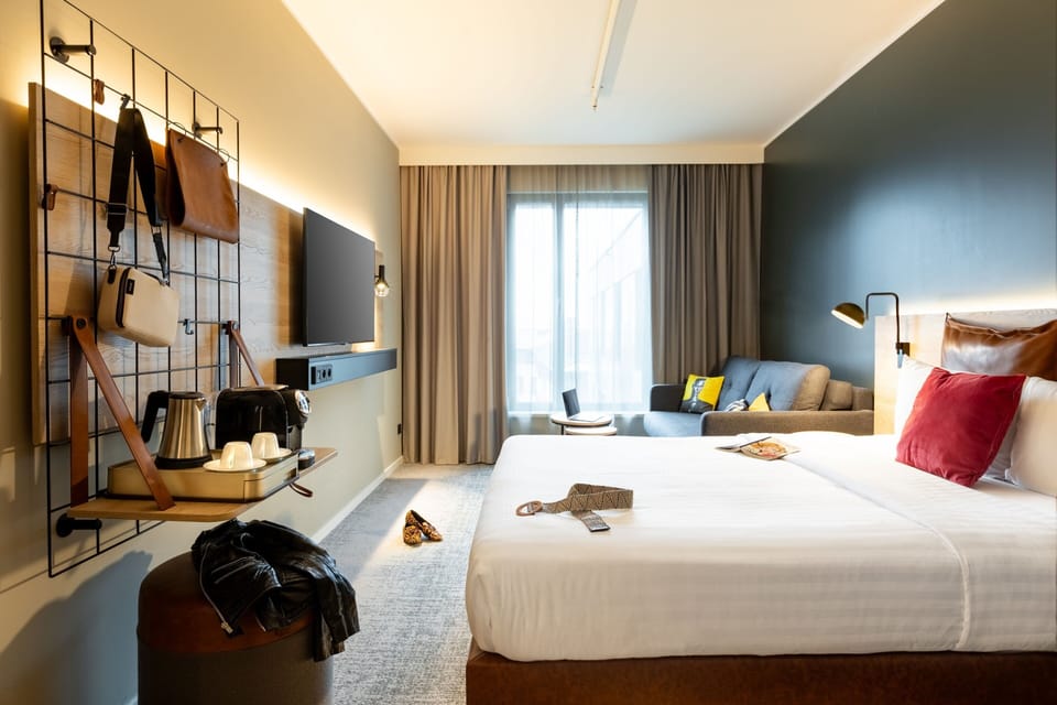 Room, 1 Queen Bed | Desk, laptop workspace, blackout drapes, soundproofing
