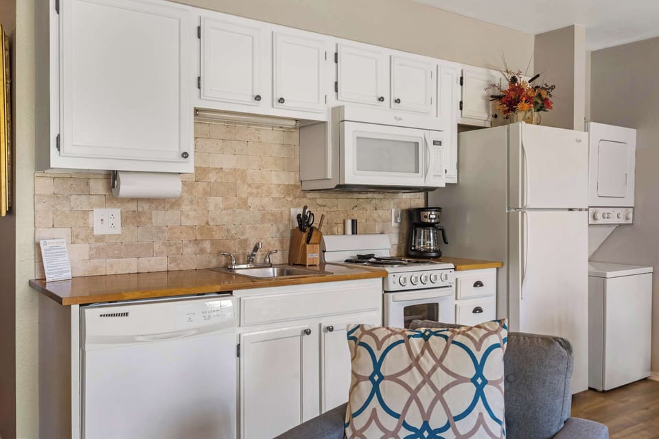 Condo, 1 Queen Bed with Sofa bed, Patio, Garden View (Branson Fall Creek Retreat) | Private kitchen | Coffee/tea maker