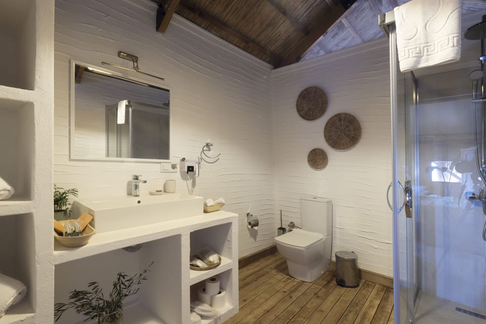 Honeymoon Panorama Suite | Bathroom | Shower, rainfall showerhead, designer toiletries, hair dryer