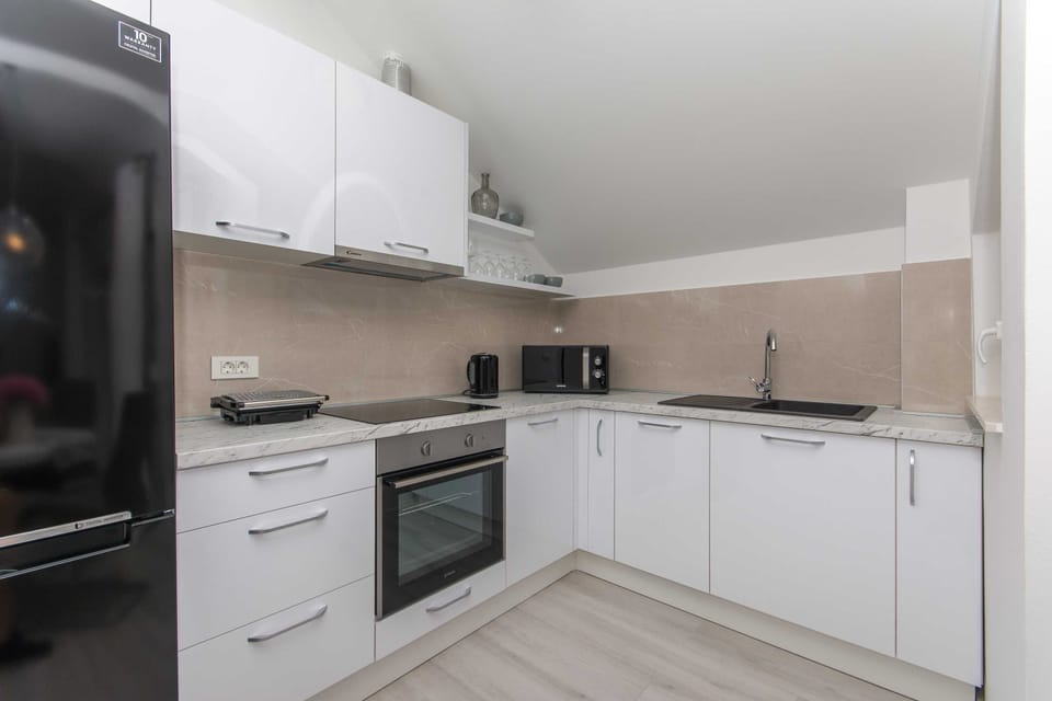 Apartment (One Bedroom Apartment with Terrace) | Private kitchen | Fridge
