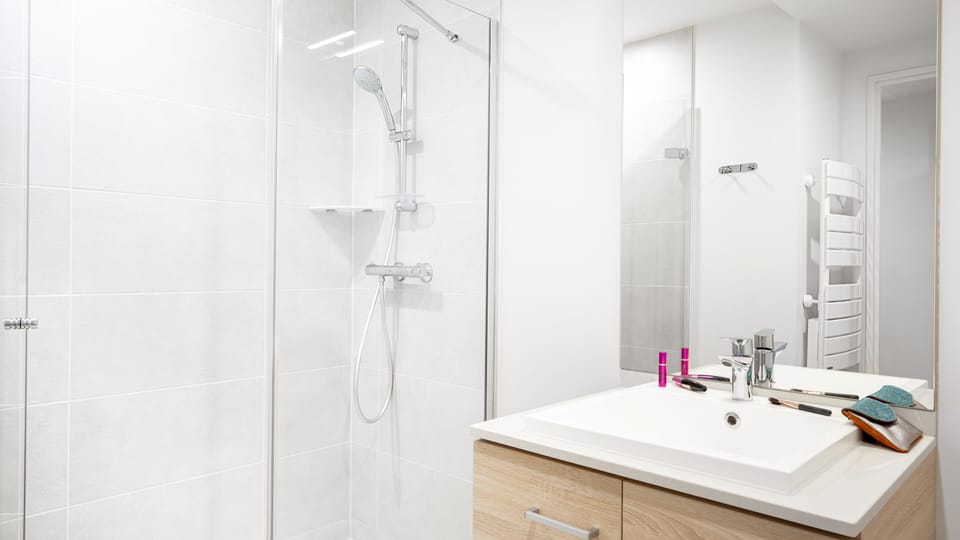Shower, towels