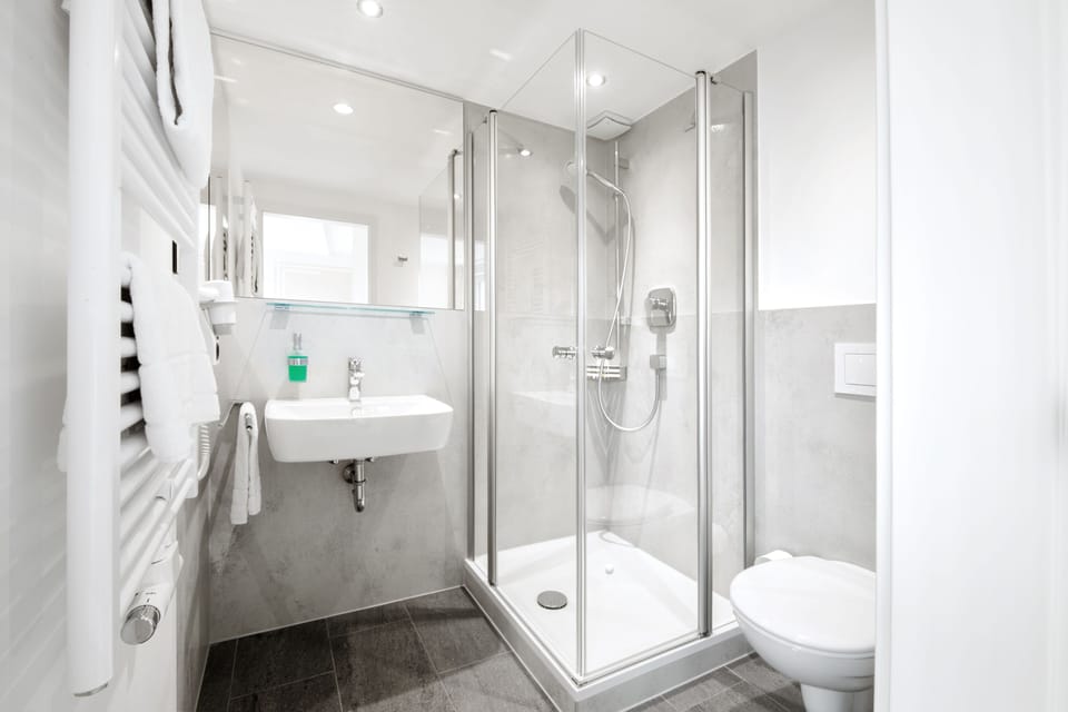Comfort Single Room | Bathroom | Shower, towels