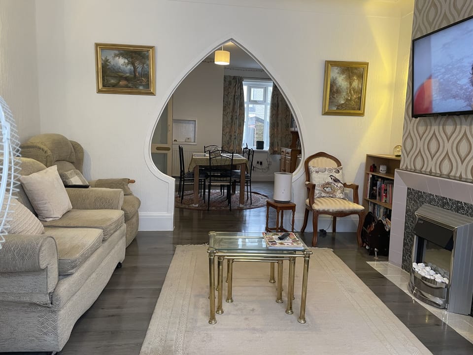 Central 4-bed Home, Sleeps 9 With Parking & Spa House in Blackpool