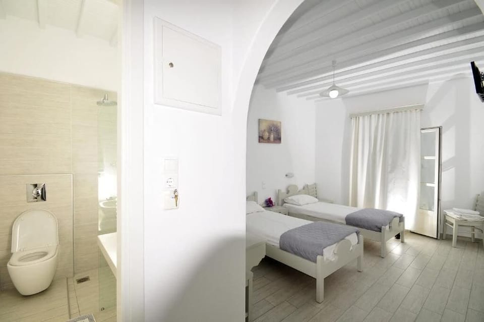 Triple Room | Free WiFi, bed sheets