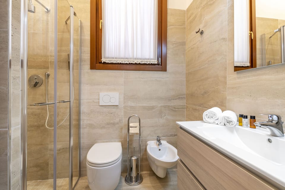 Deluxe Double Room (Deluxe Tintoretto) | Bathroom | Shower, hair dryer, slippers, towels