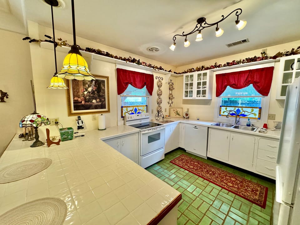 Cottage | Private kitchen | Fridge, microwave, coffee/tea maker