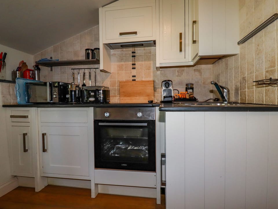 Cottage | Private kitchen | Fridge, electric kettle, toaster, cookware/dishes/utensils