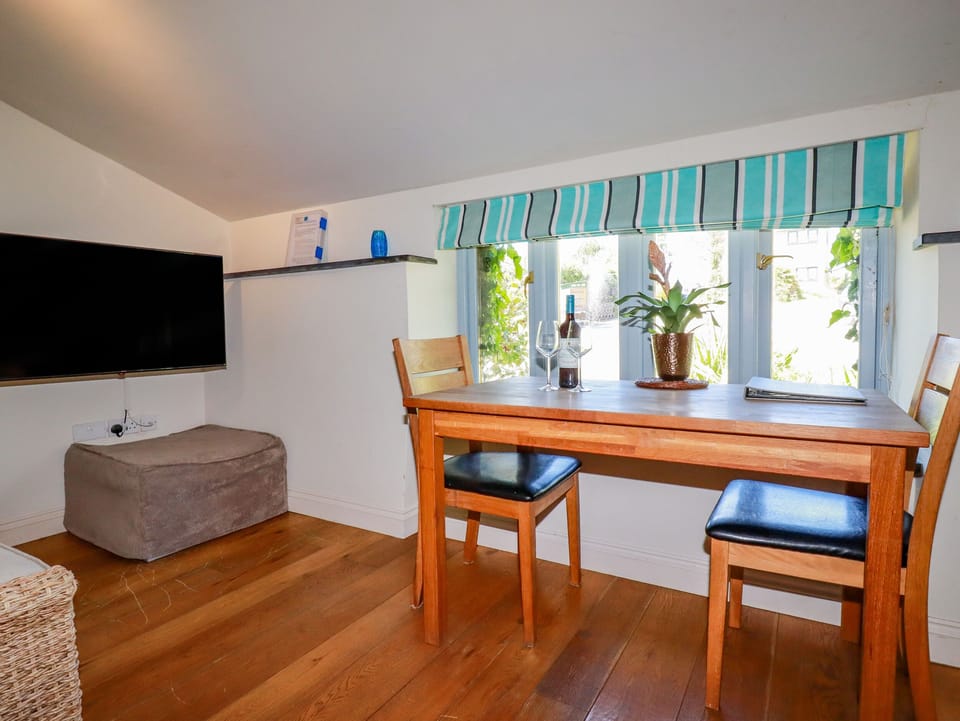 Cottage | Dining